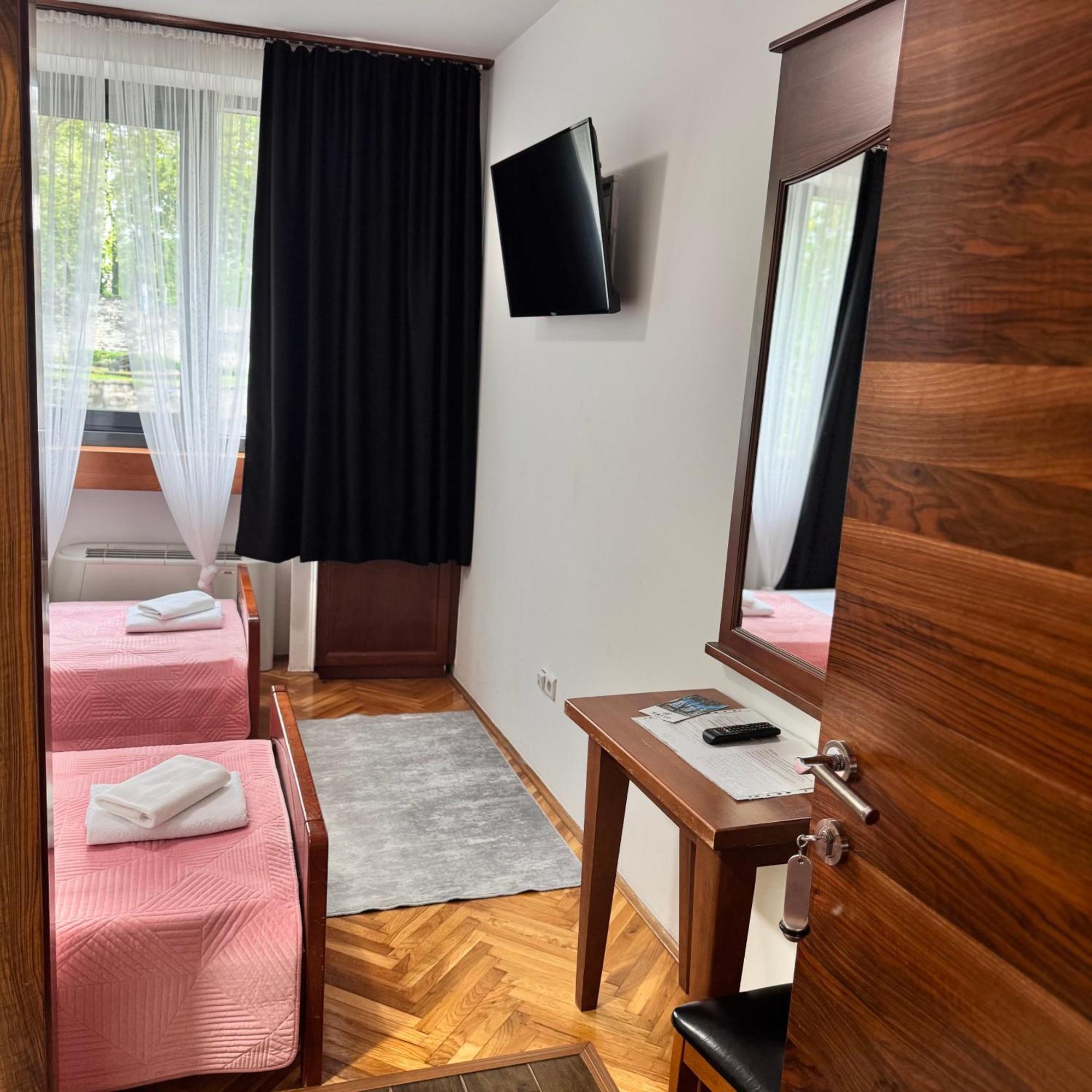 Hotel Paviljon Бихач Экстерьер фото